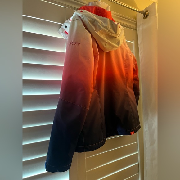 Roxy Snow coat/ Size women’s Medium. Comfortably fits a size women’s small!! - Picture 5 of 5